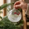 SKLENENÁ VIANOČNÁ OZDOBA - PRIEHĽADNÁ GUĽA S MUCHOTRÁVKAMI (6 CM) - SADA 6 KS