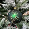 SKLENENÁ VIANOČNÁ OZDOBA - ZELENÁ GUĽA S ORNAMENTAMI (7 CM)