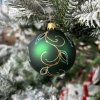 SKLENENÁ VIANOČNÁ OZDOBA - ZELENÁ GUĽA S ORNAMENTAMI (9 CM)