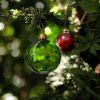 SKLENENÁ VIANOČNÁ OZDOBA - PRIEHĽADNÁ ZELENÁ GUĽA (6 CM)